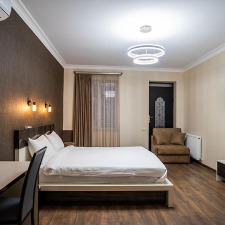 Siberia Hotel Tbilisi Exterior foto A room at the hotel