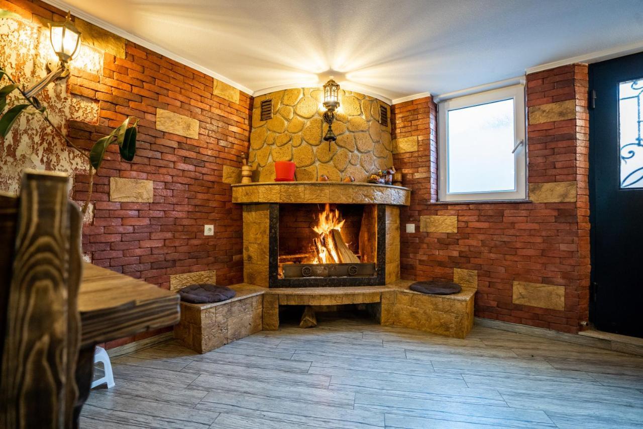 Siberia Hotel Tbilisi Exterior foto A fireplace in a home