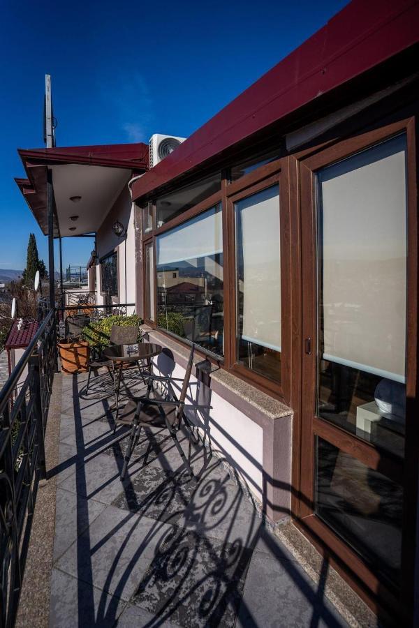 Siberia Hotel Tbilisi Exterior foto A balcony in Athens, Greece