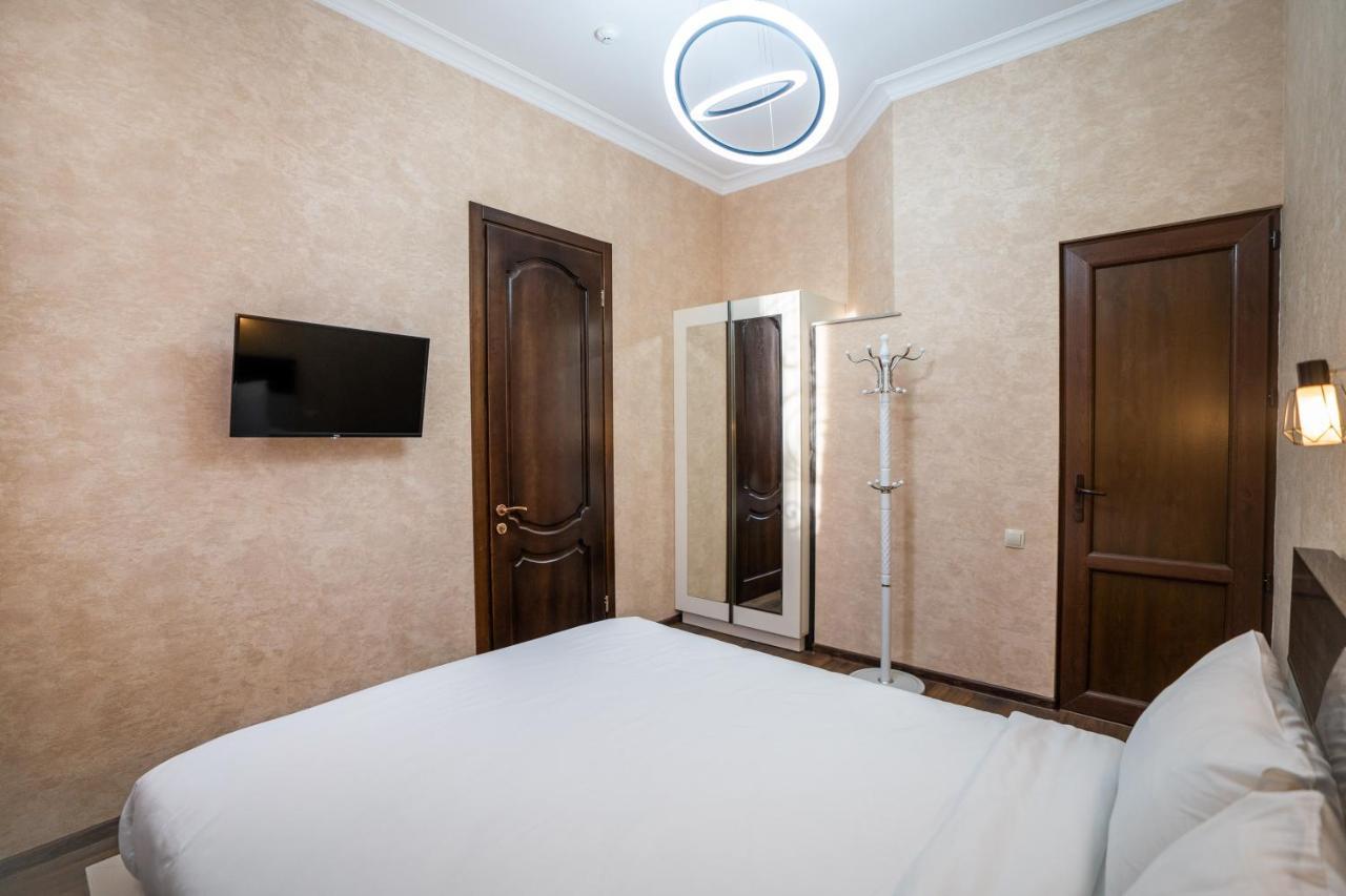 Siberia Hotel Tbilisi Exterior foto A bedroom in a hotel