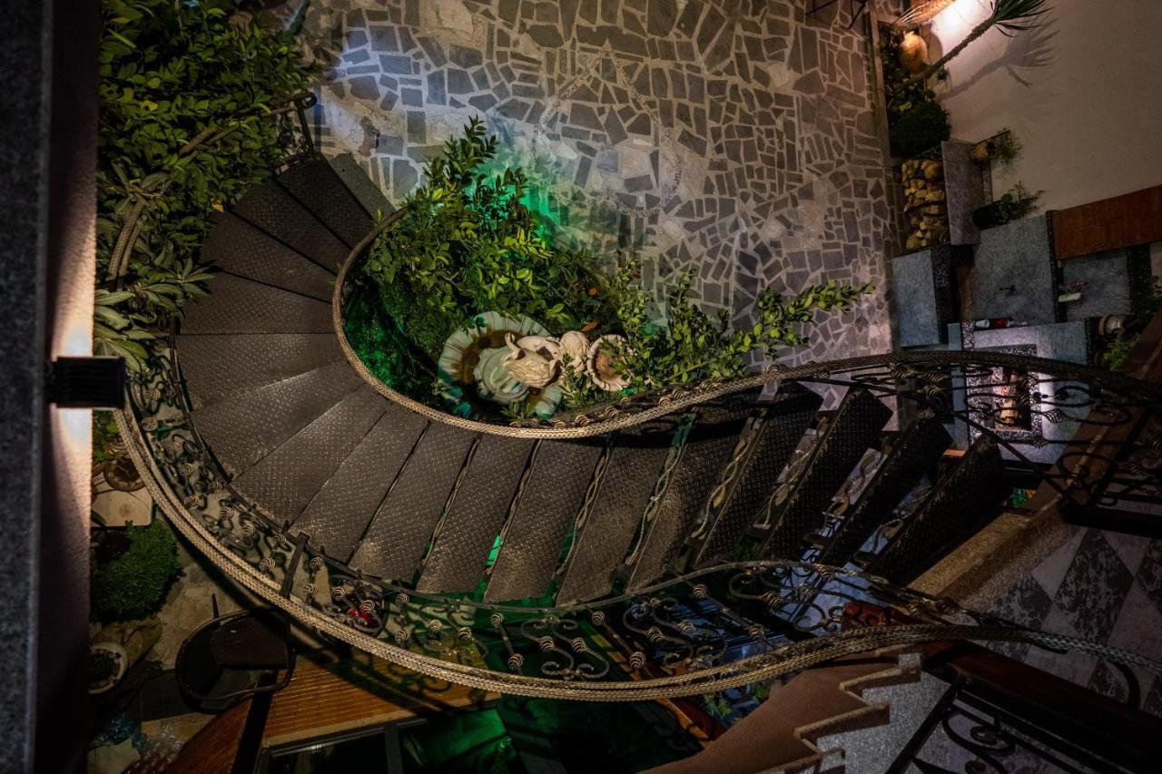 Siberia Hotel Tbilisi Exterior foto Spiral staircase