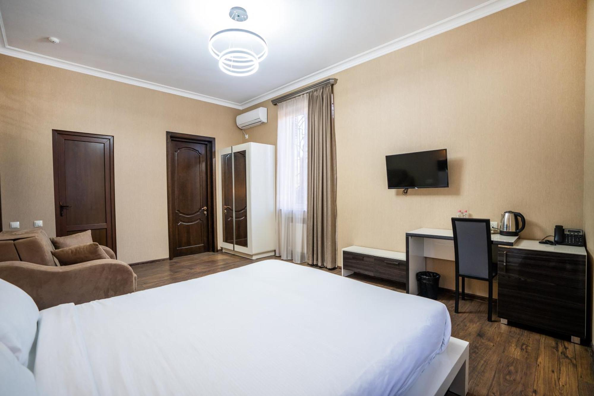 Siberia Hotel Tbilisi Exterior foto A room at the hotel