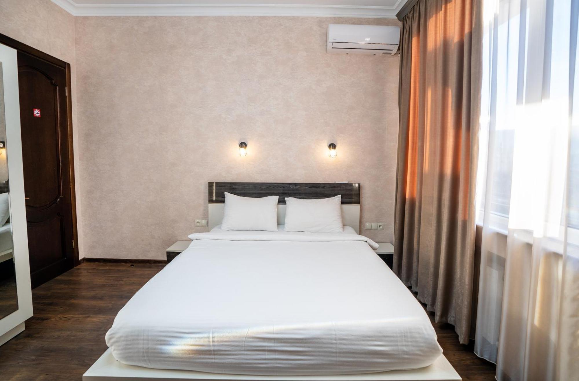 Siberia Hotel Tbilisi Exterior foto A bedroom