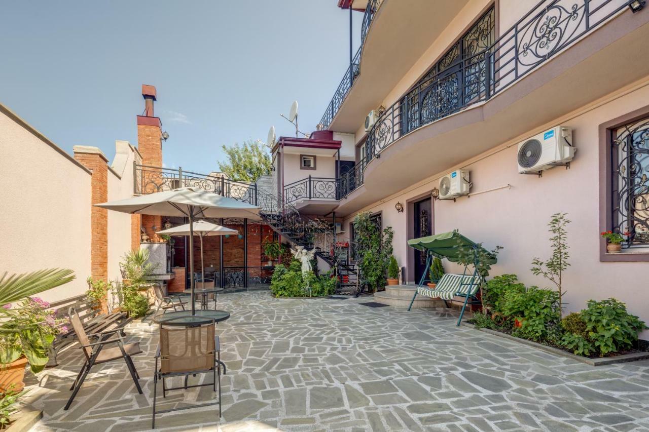 Siberia Hotel Tbilisi Exterior foto The courtyard of the house